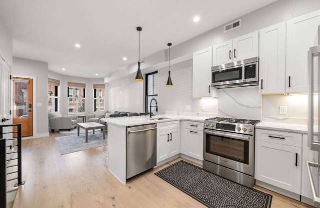 New high-end 3 bedroom near beach with parking