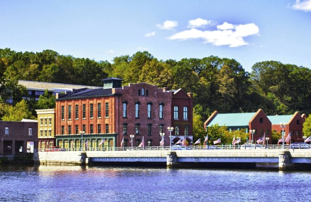 New HighEnd 2 bedroom condo in Charming Westport with fitness room/ Walk to town