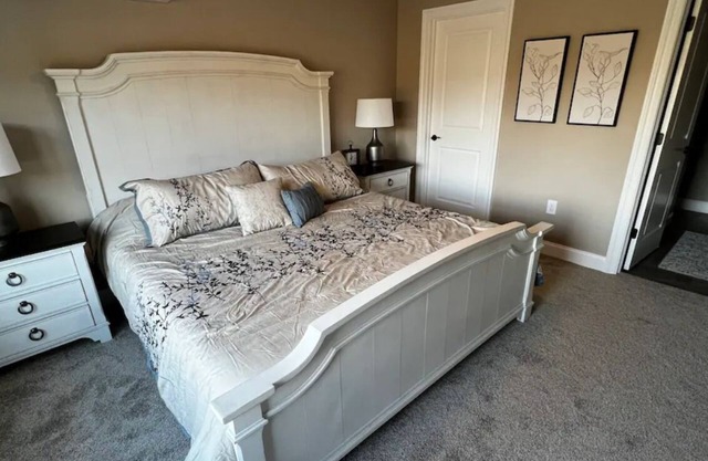 New Home, 2 Bd, 2.5 Bath, open floorplan, sleeps 6.