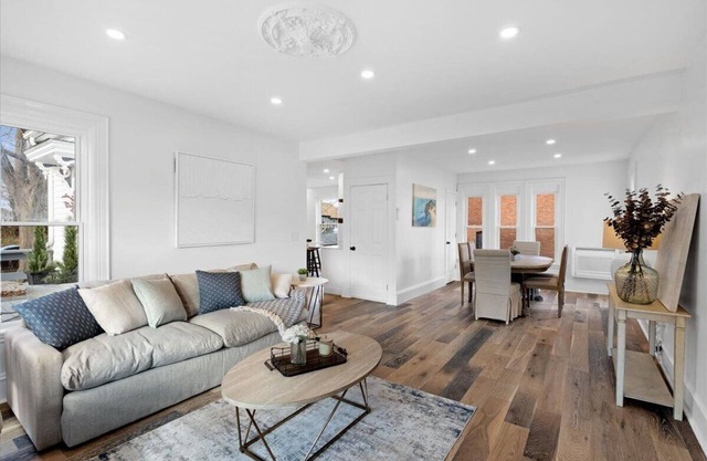NEW HOME 3/23. Walk to Town; Restaurants, Water & Sites!