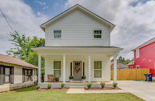 New Home in walking distance to local favorite restaurants.
