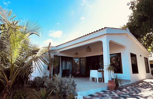 New stylish home - Tropical garden - Swimming pool - BBQ - Close to beach & city