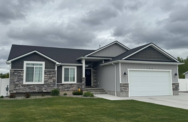 New Home with 3 beds, 2 baths. Family and dog-friendly