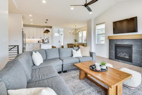 New Home with Amazing Views in Eden Less Than 6 Mi to Ski!
