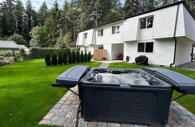 NEW! Hot Tub, 3 BR, Sleeps 6, BBQ, Office, Dogs OK
