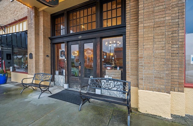 NEW! Hotel Cathlamet Room 226 - Queen