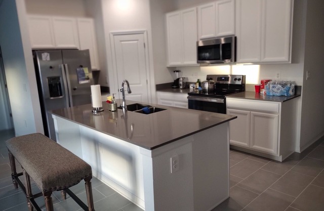 New House 25 Minutes from Disney World with King size bed and Community Pool.