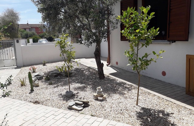 NEW HOUSE, & FENCED GARDEN, PRIVATE PARKING NEAR BEACHES.