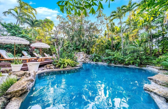 NEW! HTD POOL/HOT TUB/10MIN TO BEACH & AIRPORT