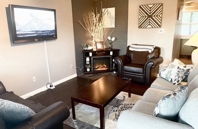 New! Ideal location! Walk to Town! Family Fun! Mountain/Park Views! Pet Friendly