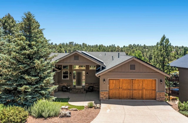 New | Immaculate Cabin | Gym | HotTub | Golf View