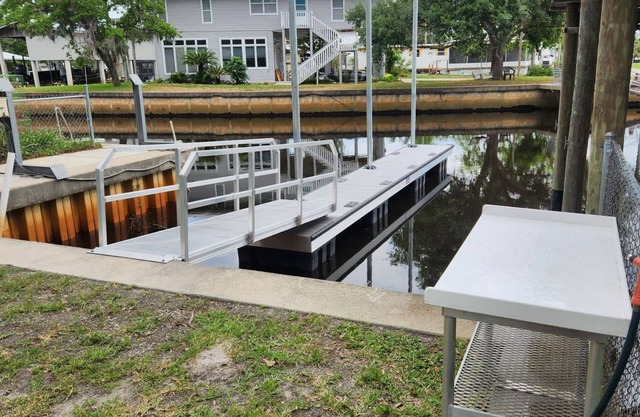 NEW in Suwannee 5-bedroom with 11+ beds with Free boat slip and trailer parking