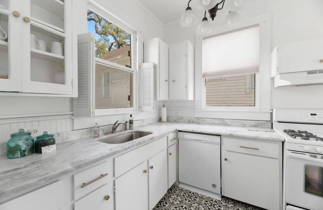 NEW King Apt | Sleeps 6 | Mardi Gras | EV Charger