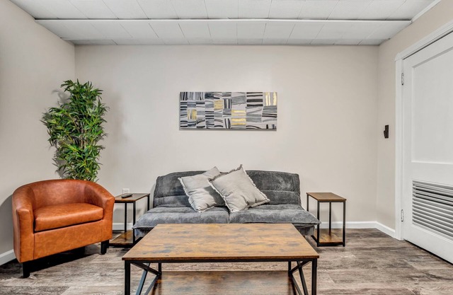 Renovated Retreat: King Bed - Fire Pit - Metroparks Access