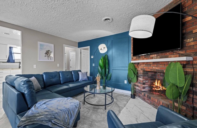 NEW! King Bed, Mins to Dwntwn, Living Room Suite, Lrg Groups