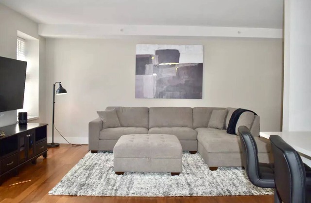 New! King Bed Top Floor Suite Near Busch Stadium
