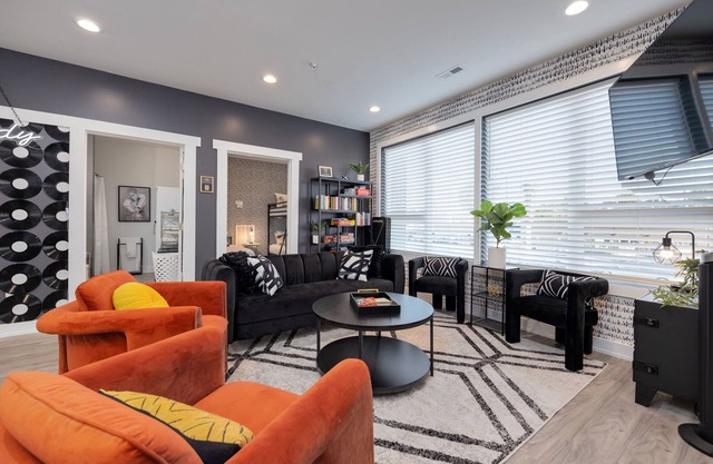 NEW King suite, Sleeps 14 in the heart of Nashville