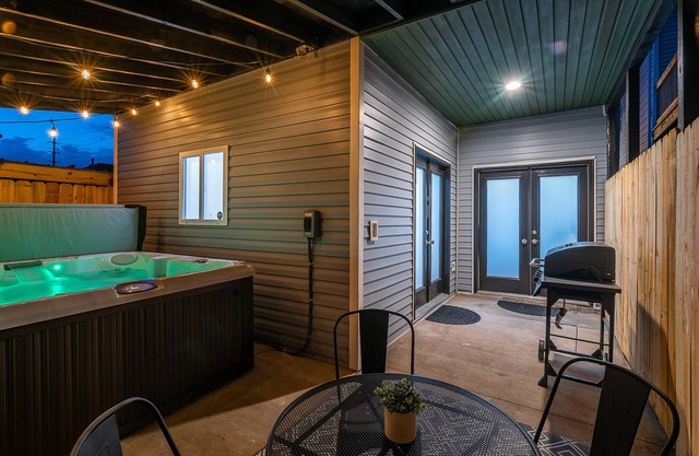 New! Kings on Restaurant Row! HotTub!Close to NuLu