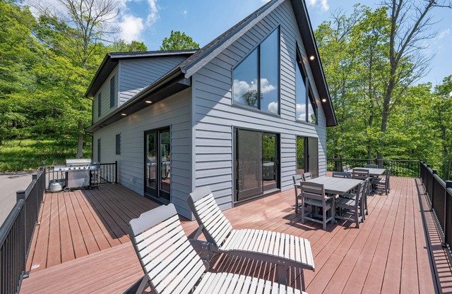 New! Lake Daze: Lake Access, Hot Tub, Pool table, Fire Pit!