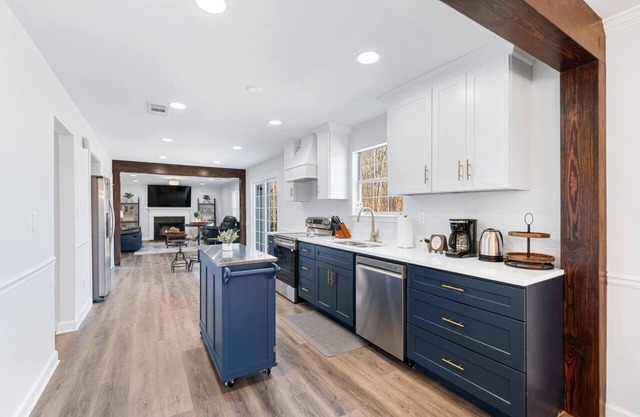 New! Lake House/12 guests/8beds/3 Baths/King/Queens/Fulls