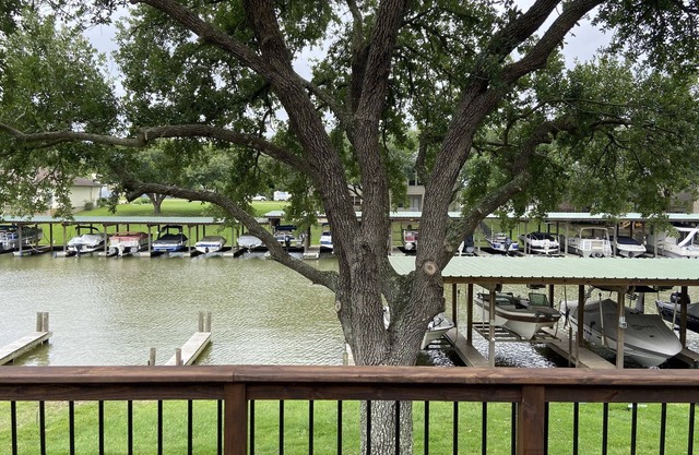 New! Lake House on Marina Waterfront. Big Deck & Fenced Yard. Lake Livingston.