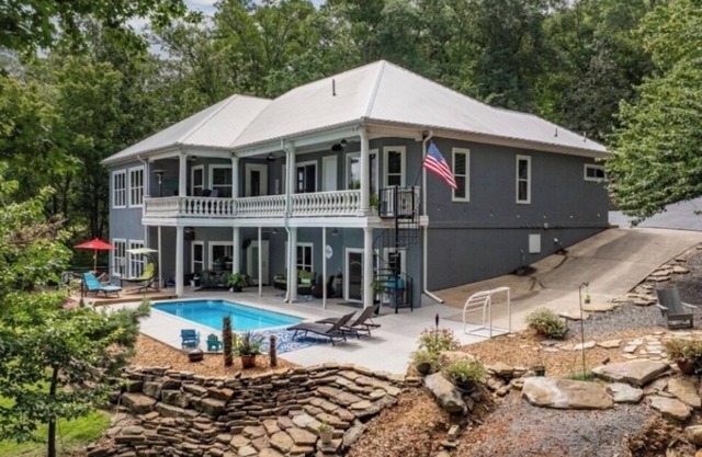 NEW! “Lake it Easy” a lakefront 6BR 6BA retreat, with pool and large game room!