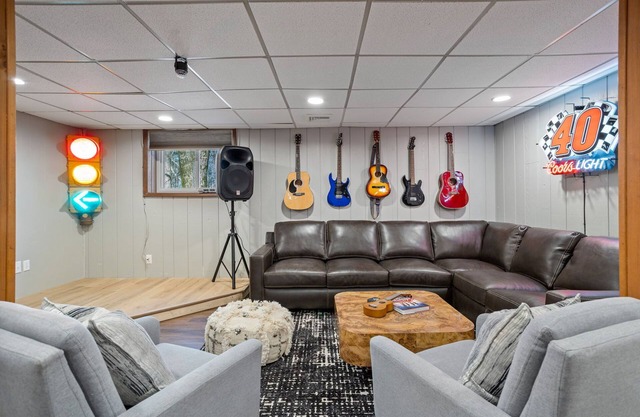 NEW!!! Lake View Honky Tonk- Karaoke and Stage- Hot Tub- Firepit- Bar-HUGE Deck!