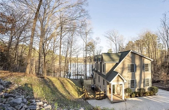NEW!Lakefront retreat with huge dock, private cove. Perfect for Clemson Football