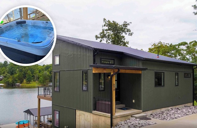 New- Lakefront w/ Dock- Hot tub-7 miles to Ark