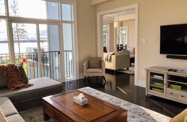 Neues Seehaus mit 6 Schlafzimmern - privater Sandstrand, 5 Minuten von Bobcaygeon, viel Spielzeug