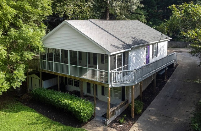 NEW! Lakehouse Retreat near Clemson