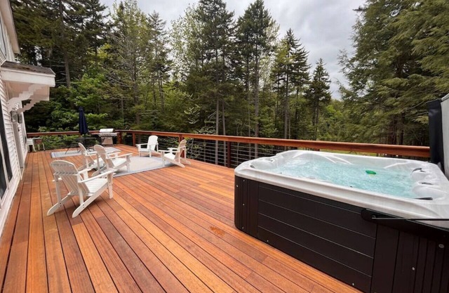 New-Lakehouse w/Hot Tub. Min from town and Skiing