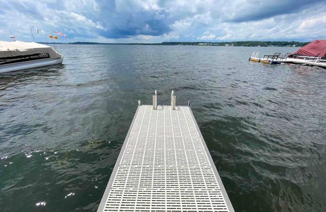 New lakeside cottage mins to Racetrack & downtown