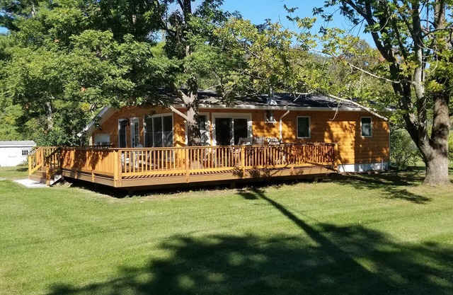 New Lakeside Cottage 5 minutes from great hiking with large deck and lake view