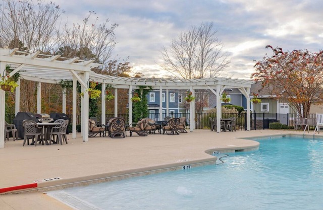 New! Lakeview, 4BR House, Pool, Pet friendly, WiFi, Free Parking