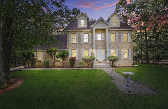 NEW! Large home in an upscale community close to all attractions! Hot Tub!