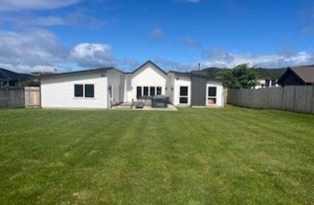 New Large Luxury home in Kinloch, 3 mins walk to the lake front