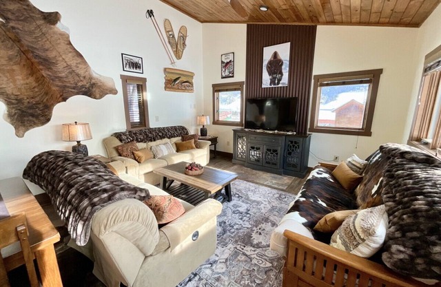 NEW! LAST MIN SPECIAL! Ski Chalet, Spacious, Clean, Close To Everything!