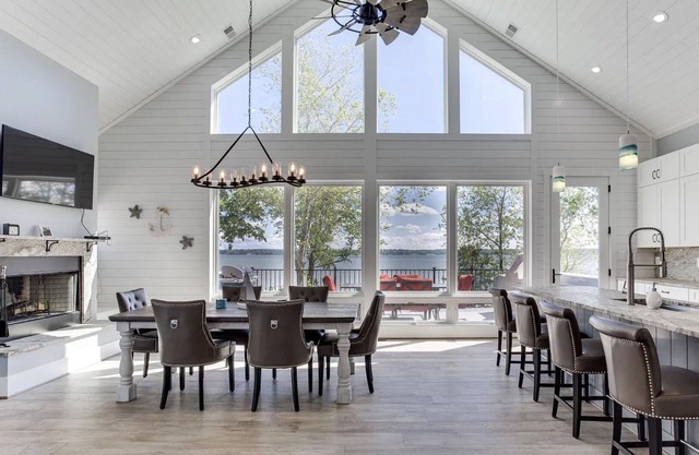 NEW: Life on the River! Luxury estate with jacuzzi and private pier!