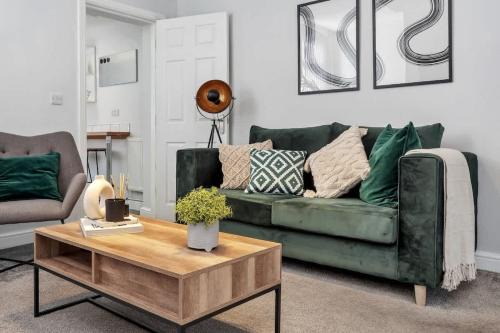 NEW Lime House by Truestays - 3 Bedroom House in Stoke-on-Trent