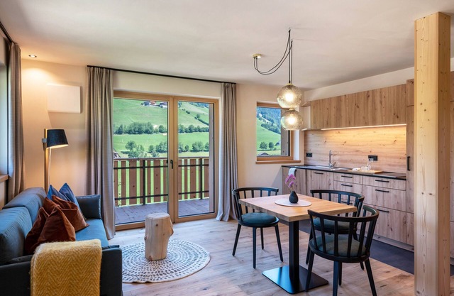 NEU Ferienwohnung Poma mit Bergblick, Garten, Balkonen und WLAN
