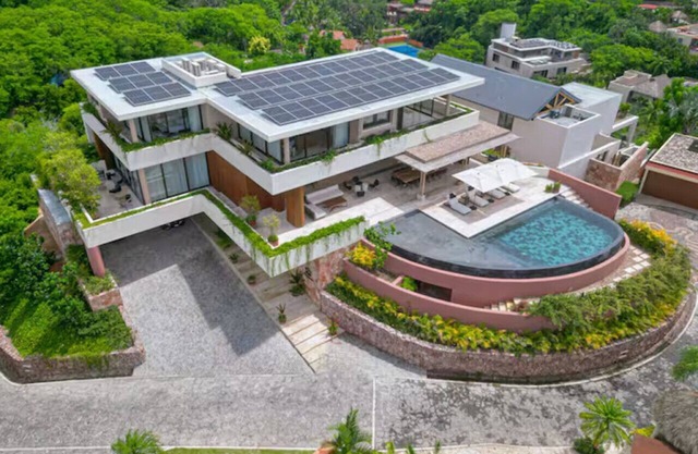 "New listing" Luxurious staffed villa in gated community
