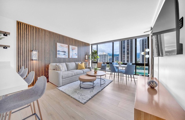 NEW LISTING 2023 Modern Renovated Condo - 1 block to beach, free parking!