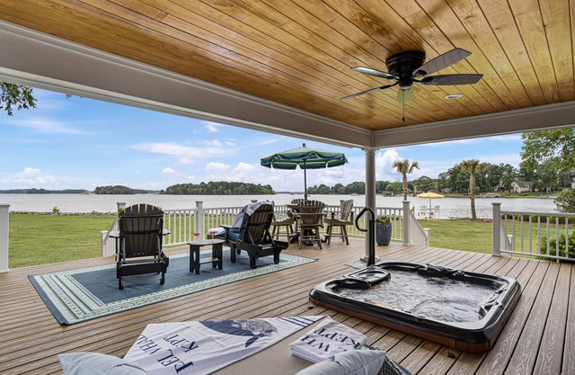 NEW LISTING! 3 bedroom 2.5 bath 3K sq ft home on Lake Norman-hot tub-WATER VIEWS