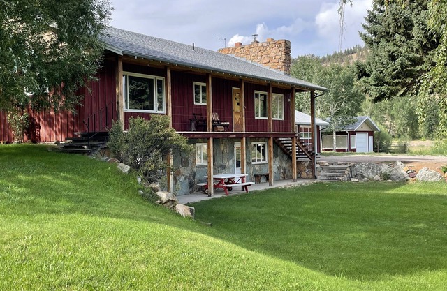 NEW LISTING!!! 4 BR 2 BATH- PRIVATE Retreat Sleeps 12!!! Large Boat parking!