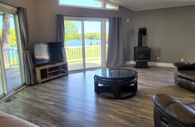 2 Minute walk to the beach, open concept 4 season cottage