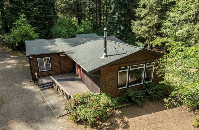 New Listing! Adorable spacious home on a large private lot near the dunes and Old Town Florence.