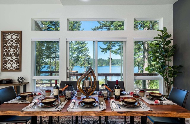New Listing! Amazing Lakefront 4 Bedroom 4 1/2 Bath,Sleeps 10, w/ Bonus room,Incredible Views,Dock