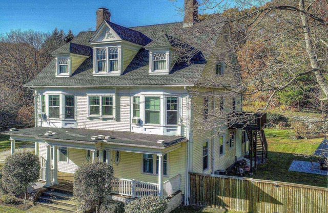New Listing, Beautiful Victorian Apartment 2 beds, 1 bath,