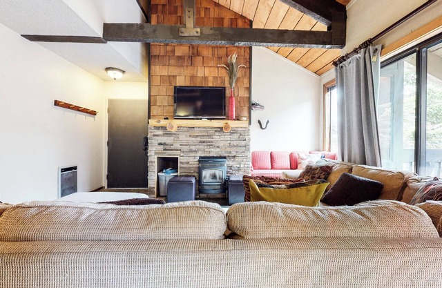 *New Listing* Bigwood Retreat - Walking distance to shuttle